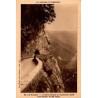 Carte postale ancienne Les Écouges grand précipice surplombant l’abîme de 500 mètres en Isère