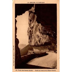 Carte postale ancienne Pont-en-Royans sortie du tunnel de la Roche Fendue route des Grands Goulets en Isère