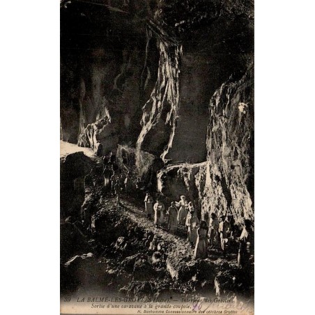 Carte postale ancienne La Balme-les-Grottes sortie d’une caravane à la Grande Coupole dans les grottes en Isère
