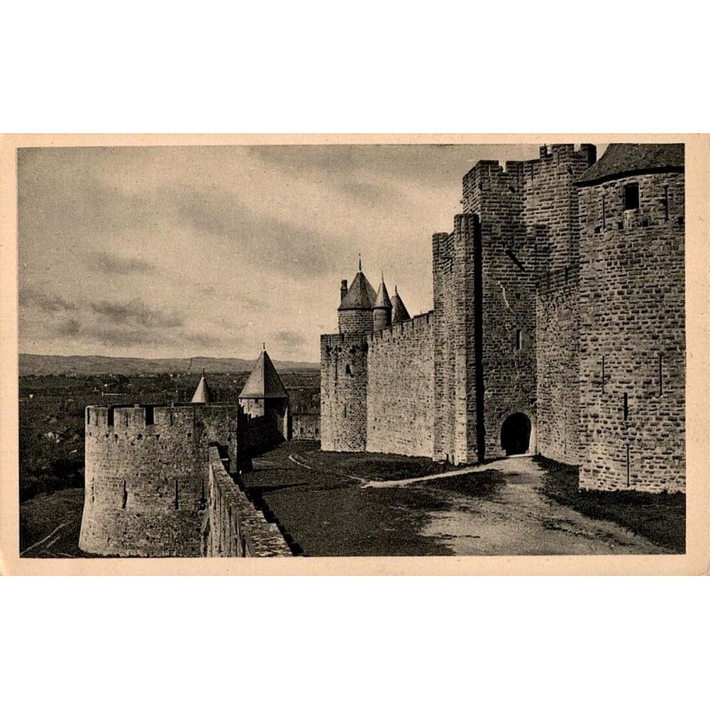 Carte postale ancienne Cité de Carcassonne – Les Lices Hautes et la Tour Saint-Nazaire