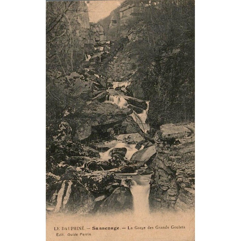 Carte postale ancienne Gorge des Grands Goulets à Sassenage dans le Dauphiné route de montagne creusée dans les falaises