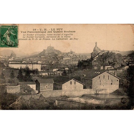 Carte postale ancienne du Puy-en-Velay vue panoramique des Quatre Rochers avec reliefs volcaniques et paysage urbain