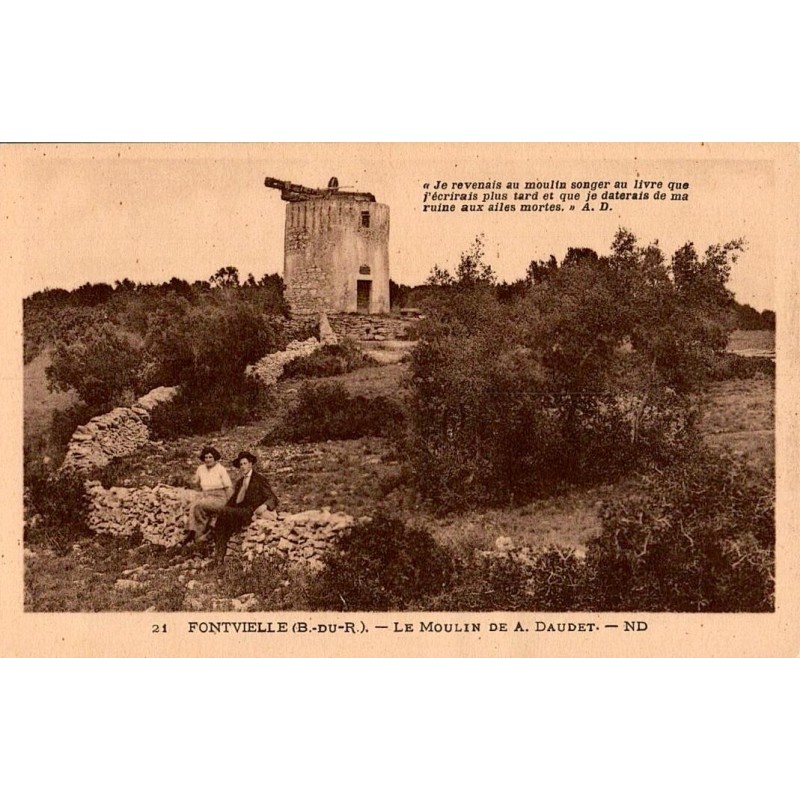 Carte postale ancienne représentant le Moulin de Daudet à Fontvieille sur une colline provençale