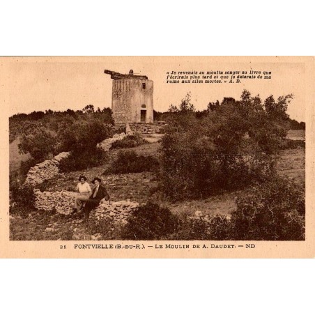 Carte postale ancienne représentant le Moulin de Daudet à Fontvieille sur une colline provençale