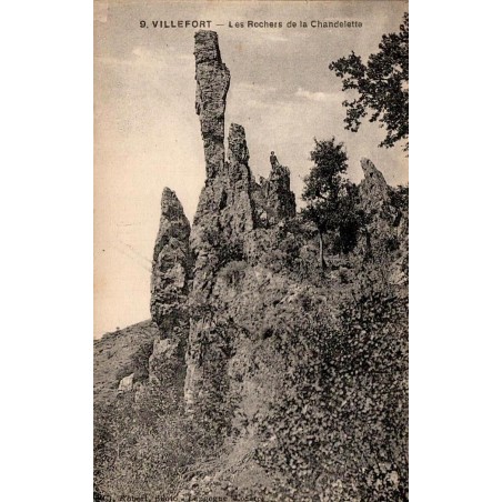 Carte postale ancienne de Villefort représentant les Rochers de la Chandelette en Lozère