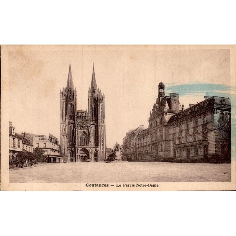 Carte postale ancienne Coutances le Parvis de Notre-Dame Manche vue du centre historique et de la cathédrale