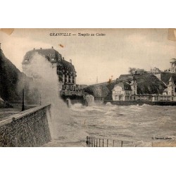 Carte postale ancienne Granville tempête au casino Manche scène de mer agitée sur le front de mer normand