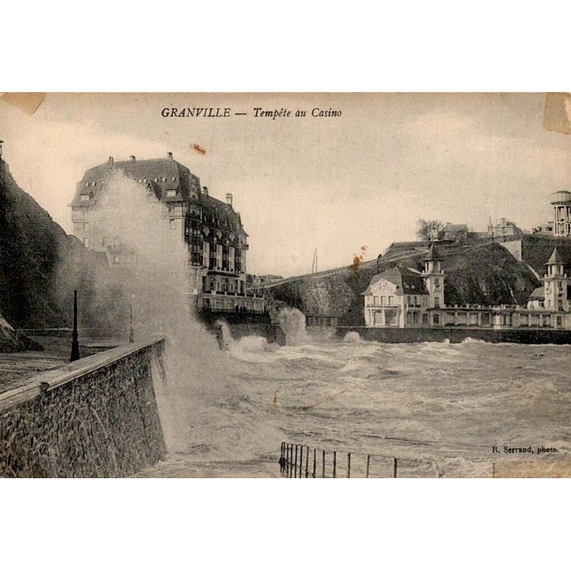Carte postale ancienne Granville tempête au casino Manche scène de mer agitée sur le front de mer normand