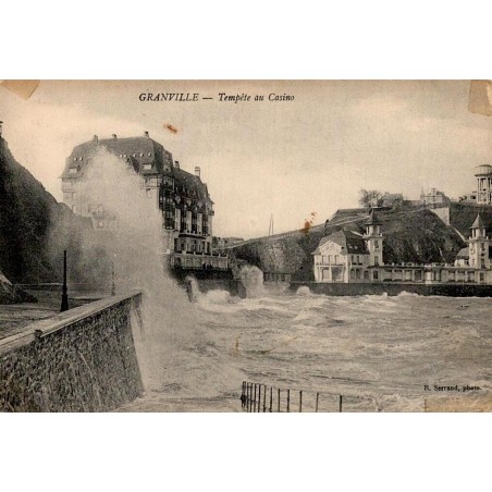 Carte postale ancienne Granville tempête au casino Manche scène de mer agitée sur le front de mer normand