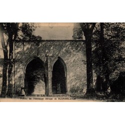 Carte postale ancienne La Haye-du-Puits porche de l’ancienne abbaye de Blanchelande Manche patrimoine religieux normand