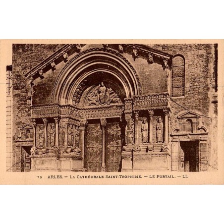 Carte postale ancienne du portail sculpté de la Cathédrale Saint-Trophime à Arles mettant en valeur les détails romans