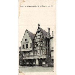 Carte postale ancienne Reims vieilles maisons de la place des Marchés Marne architecture ancienne du centre historique