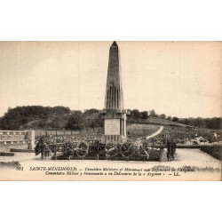 Carte postale ancienne Sainte-Menehould cimetière militaire et monument aux Défenseurs de l’Argonne Première Guerre mondiale