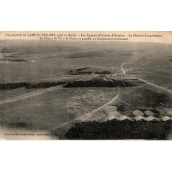 Carte postale ancienne Camp de Châlons vue prise en ballon hangars militaires d’aviation batterie d’expérience et champ de tir