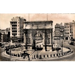 Carte postale ancienne de la Place Jules-Guesde à Marseille avec la Porte d’Aix, arc de triomphe historique