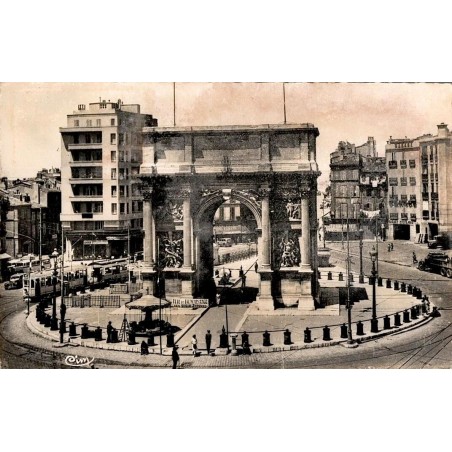 Carte postale ancienne de la Place Jules-Guesde à Marseille avec la Porte d’Aix, arc de triomphe historique