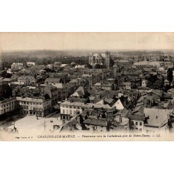 Carte postale ancienne Châlons-sur-Marne panorama vers la cathédrale pris de Notre-Dame édition LL vue générale de la ville