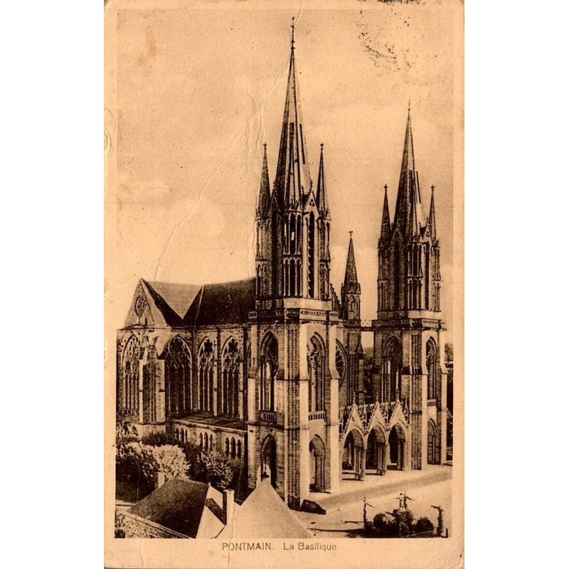 Carte postale ancienne représentant la basilique Notre-Dame de Pontmain en Mayenne au début du XXe siècle.e
