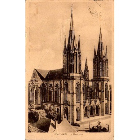 Carte postale ancienne représentant la basilique Notre-Dame de Pontmain en Mayenne au début du XXe siècle.e