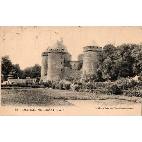 Carte postale ancienne du château de Lassay à Lassay-les-Châteaux en Mayenne représentant la forteresse médiévale.