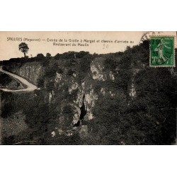 Carte postale ancienne de Saulges représentant l’entrée de la grotte à Margot et le chemin menant au restaurant du Moulin