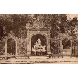 Carte postale ancienne de Nancy représentant la fontaine d’Amphitrite et les grilles de Jean Lamour sur la place Stanislas.