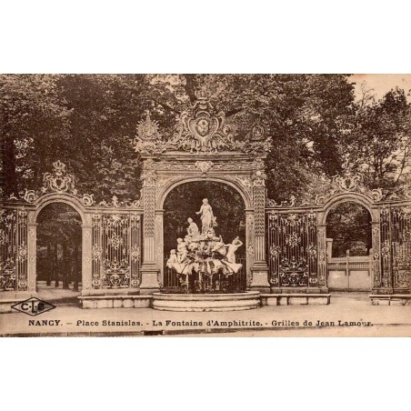 Carte postale ancienne de Nancy représentant la fontaine d’Amphitrite et les grilles de Jean Lamour sur la place Stanislas.