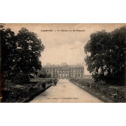 Carte postale ancienne de Lunéville représentant le château vu depuis les Bosquets et les jardins historiques du domaine.