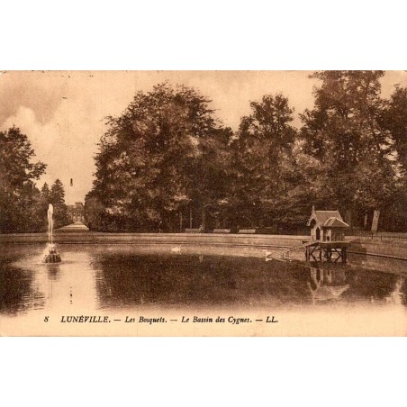 Carte postale ancienne représentant le Bassin des Cygnes dans les Bosquets de Lunéville en Meurthe-et-Moselle.