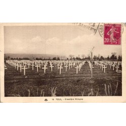 Carte postale ancienne représentant le cimetière militaire de Toul en Meurthe-et-Moselle et ses monuments commémoratifs.