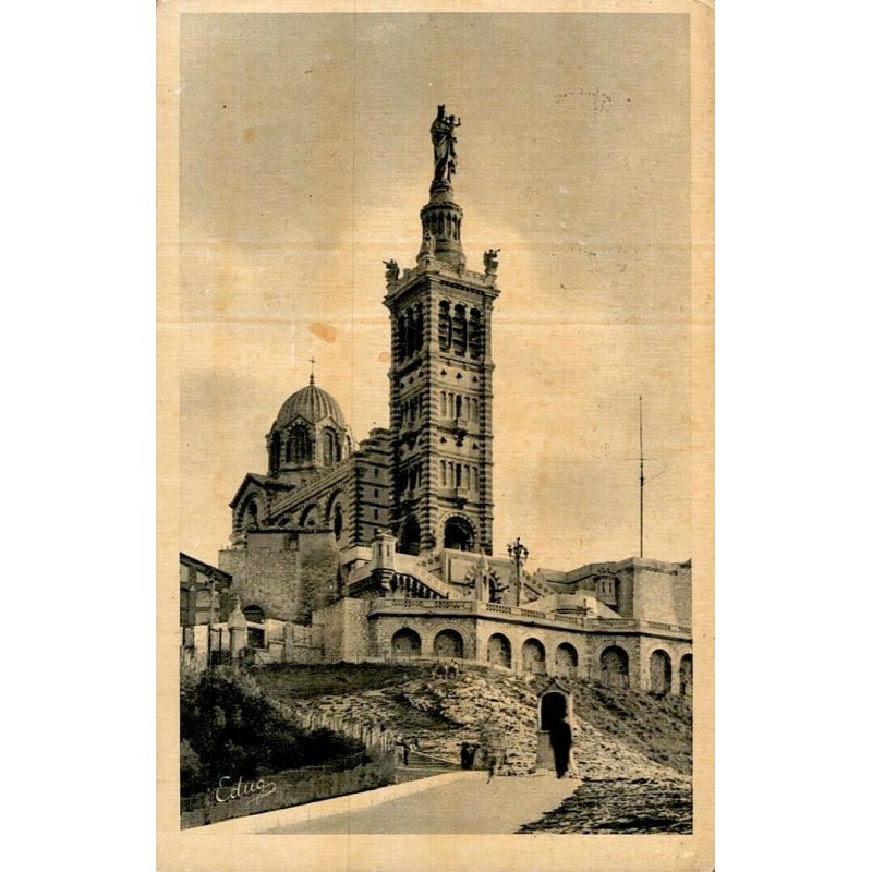 Carte postale ancienne de la Basilique Notre-Dame de la Garde à Marseille sur la colline avec vue historique