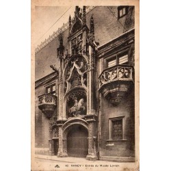 Carte postale ancienne représentant l’entrée du Musée Lorrain dans l’ancien Palais des Ducs de Lorraine à Nancy.