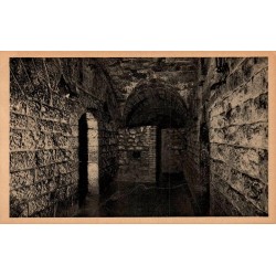 Carte postale ancienne représentant la galerie centrale du fort de Douaumont avec une chicane défensive