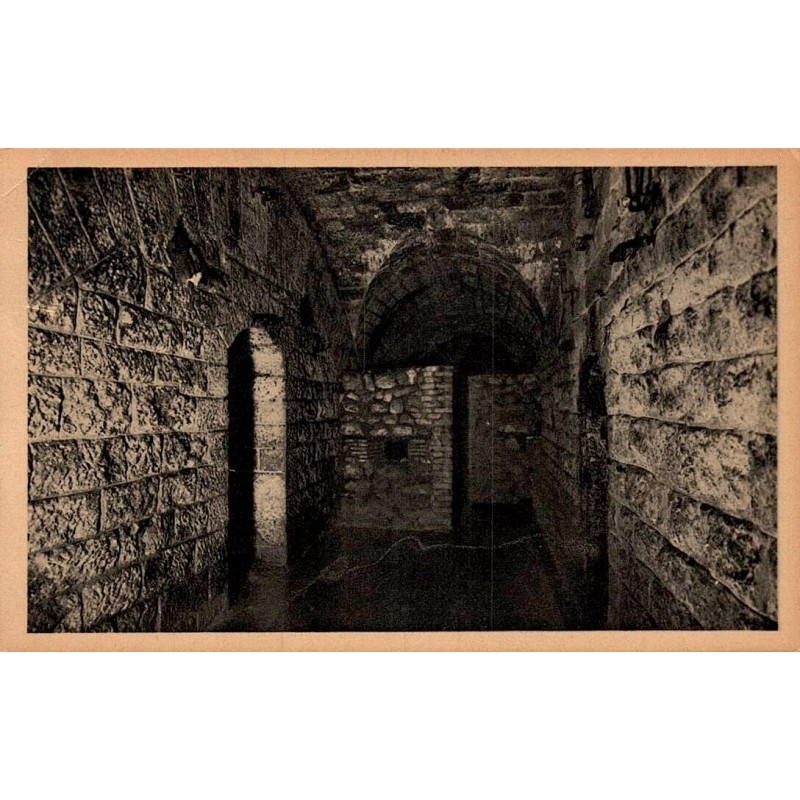 Carte postale ancienne représentant la galerie centrale du fort de Douaumont avec une chicane défensive