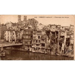 Carte postale ancienne représentant Verdun bombardé avec un panorama des ruines après la Première Guerre mondiale.