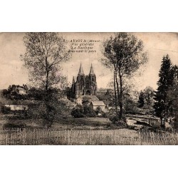 Carte postale ancienne représentant la basilique Notre-Dame d’Avioth dominant le village et la campagne environnante