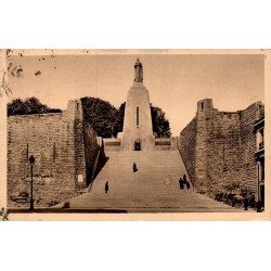 Carte postale ancienne représentant le Monument à la Victoire et aux Soldats de Verdun dans la Meuse