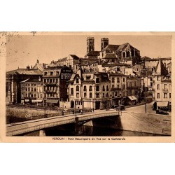 Carte postale ancienne du pont Beaurepaire avec la cathédrale de Verdun en arrière-plan.