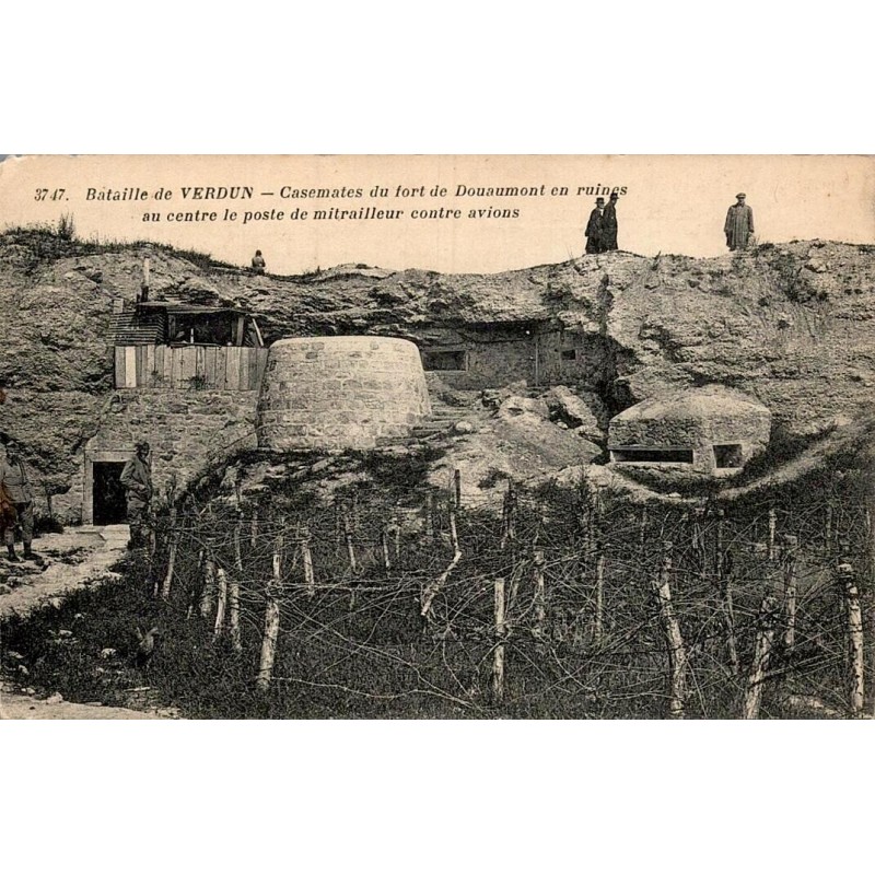 Carte postale ancienne des casemates en ruine du fort de Douaumont.