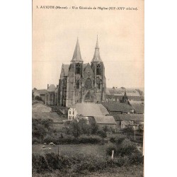 Carte postale ancienne de l’église d’Avioth dominant le village meusien.