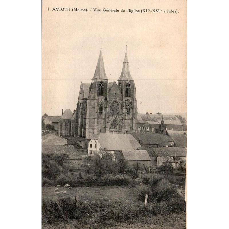 Carte postale ancienne de l’église d’Avioth dominant le village meusien.