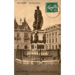Carte postale ancienne de Bar-le-Duc montrant le monument du maréchal Oudinot place Reggio