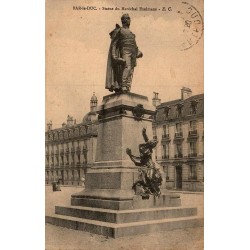 Carte postale ancienne de Bar-le-Duc montrant la statue du maréchal Exelmans place Exelmans