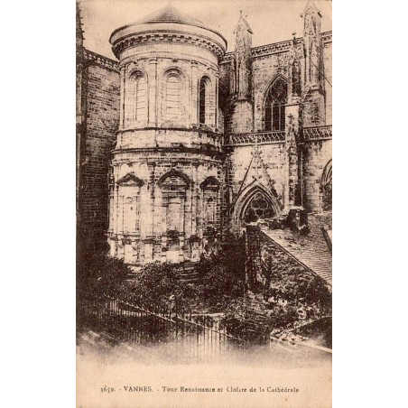 Carte postale ancienne de Vannes montrant la tour Renaissance et le cloître de la cathédrale Saint-Pierre