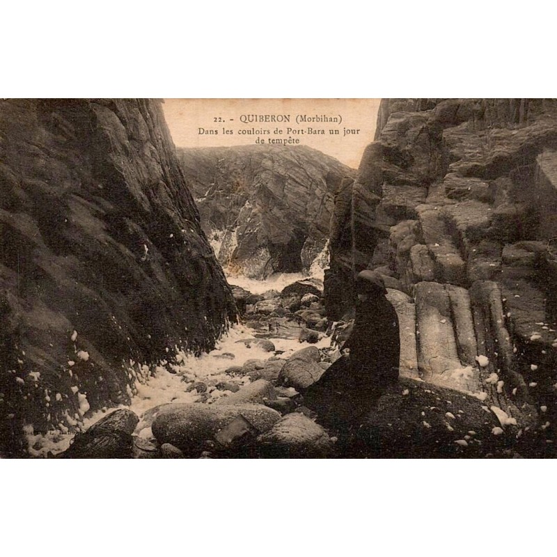 Carte postale ancienne de Quiberon montrant les couloirs de Port Bara durant une tempête