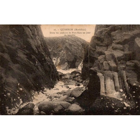 Carte postale ancienne de Quiberon montrant les couloirs de Port Bara durant une tempête