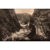 Carte postale ancienne de Quiberon montrant les couloirs de Port Bara durant une tempête