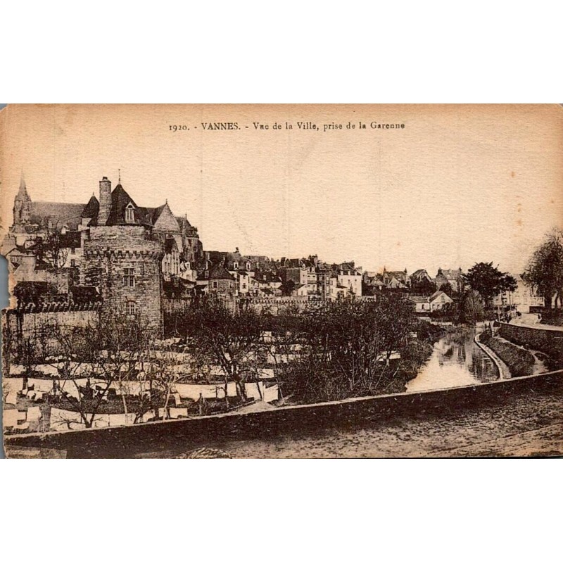 Carte postale ancienne de Vannes montrant une vue générale de la ville depuis la Garenne