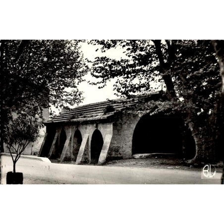 Carte postale ancienne du vieux lavoir à Lançon-Provence dans les Bouches-du-Rhône