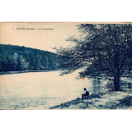 Carte postale ancienne de Bitche montrant le lac d’Hasselfurt en Moselle